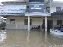 Banjir Rendam Kantor Desa Dayeuhkolot Bandung