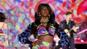 Foto: Gaya Seksi Model Hitam Legam di Catwalk Victorias Secret