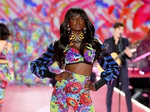 Foto: Gaya Seksi Model Hitam Legam di Catwalk Victorias Secret