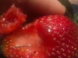 Wanita 50 Tahun Ditangkap Atas Kontaminasi Jarum Jahit di Stroberi