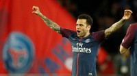 Bek Paris Saint-Germain Dani Alves juga cuma terikat kontrak sampai musim panas 2019. Masa depannya jadi tanda tanya usai pulih dari cedera parah. Foto: Charles Platiau/File Photo/Reuters