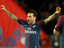 Dani Alves Ingin Jajal Premier League Sebelum Pensiun