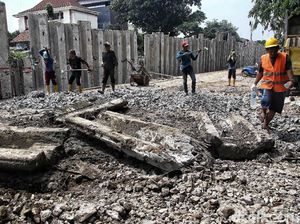 Turap di Kali Sentiong Ditargetkan Selesai Pertengahan Desember