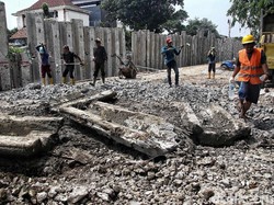 Turap di Kali Sentiong Ditargetkan Selesai Pertengahan Desember