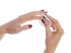 Jari Wanita Ini Bengkak dan Menghitam Setelah Manikur di Salon