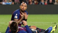 Arturo Vidal terus menjaga asa Barca. Dia membuat gol pada menit ke-79 hingga membuat kedudukan menjadi 2-3. (Foto: Albert Gea/Reuters)