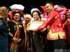Megawati Terima Anugerah Lifetime Achievement Purna Paskibraka