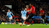 Pemain Manchester United, Anthony Martial, mencetak gol balasan lewat titik putih pada menit ke-58. (Foto: Jason Cairnduff/Action Images via Reuters)