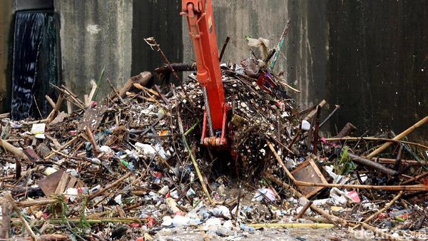 Before-After Hilangnya Lautan Sampah di Pintu Manggarai