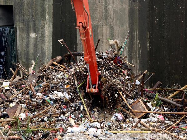 Before-After Hilangnya Lautan Sampah di Pintu Manggarai