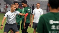 Asisten pelatih Kurniawan Dwi Yulianto juga memantau jalannya latihan timnas Indonesia.