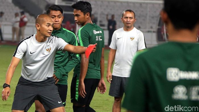 Kurniawan Dwi Yulianto jadi asisten pelatih Timnas U-23 (Rengga Sancaya/detikSport) Kurniawan Dwi Yulianto jadi asisten pelatih Timnas U-23 (Rengga Sancaya/detikSport)