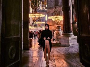 Traveling ke Turki, Model Playboy Ini Berpose Seronok di Masjid Hagia Sophia