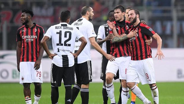 Protes keras Gonzalo Higuain membuat dirinya mendapatkan kartu kuning kedua.
