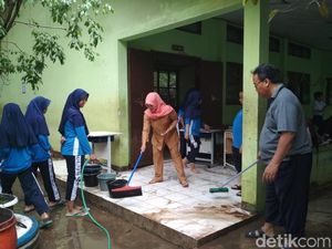 Banjir Surut, Guru dan Murid SMPN 9 Bekasi Bersih-bersih Sekolah