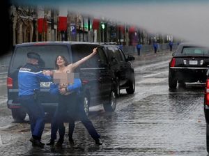 Video Rombongan Trump Dihadang Wanita Telanjang Dada di Paris Video Rombongan Trump Dihadang Wanita Telanjang Dada di Paris