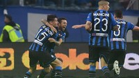 Tapi penderitaan Inter ternyata tak selesai sampai di situ. Papu Gomez mencetak gol keempat ke gawang Inter di periode injury time  (REUTERS/Alberto Lingria)
