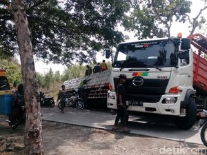 Evakuasi Truk yang Terperosok Rampung, Jalan Purwodadi-Solo Lancar