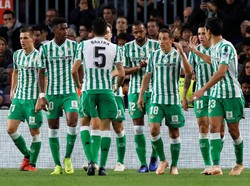 Giovani Lo Celso dan pemain betis merayakan gol ketiga. Lo Celso pencetaknya pada menit ke-71. (Foto: Albert Gea/Reuters)