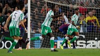 Junior Firpo yang menjadi pencetak gol pertama Betis. Dia menyarangkan bola pada menit ke-20. (Foto: Albert Gea/Reuters)