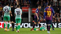 Barca malah harus kehilangan satu pemain saat terjepit. Ivan Rakitic mendapat kartu kuning kedua pada menit ke-81. (Foto: Albert Gea/Reuters)