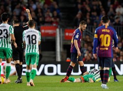 Barca malah harus kehilangan satu pemain saat terjepit. Ivan Rakitic mendapat kartu kuning kedua pada menit ke-81. (Foto: Albert Gea/Reuters)