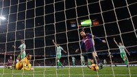 Barcelona mencetak gol penguat hasil pertandingan pada masa injury time. Messi membukukan gol dari jarak dekat, untuk menutup laga dengan skot 3-4. (Foto: Albert Gea/Reuters)