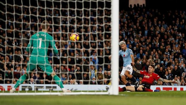 Sergio Aguero menambah penderitaan Man United pada awal-awal babak kedua. (