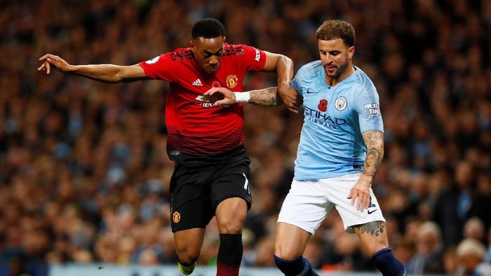 Soccer Football - Premier League - Manchester City v Manchester United - Etihad Stadium, Manchester, Britain - November 11, 2018  Manchester Uniteds Anthony Martial in action with Manchester Citys Kyle Walker   Action Images via Reuters/Jason Cairnduff  EDITORIAL USE ONLY. No use with unauthorized audio, video, data, fixture lists, club/league logos or 
