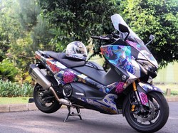 Salah Banget, Teknik Tempel Stiker Mobil atau Motor Pakai Api Korek