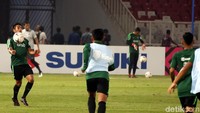 Sebanyak 23 pemain ikut serta dalam latihan ini, sekalipun Pute Gede mendapat kartu merah di matchday pertama.