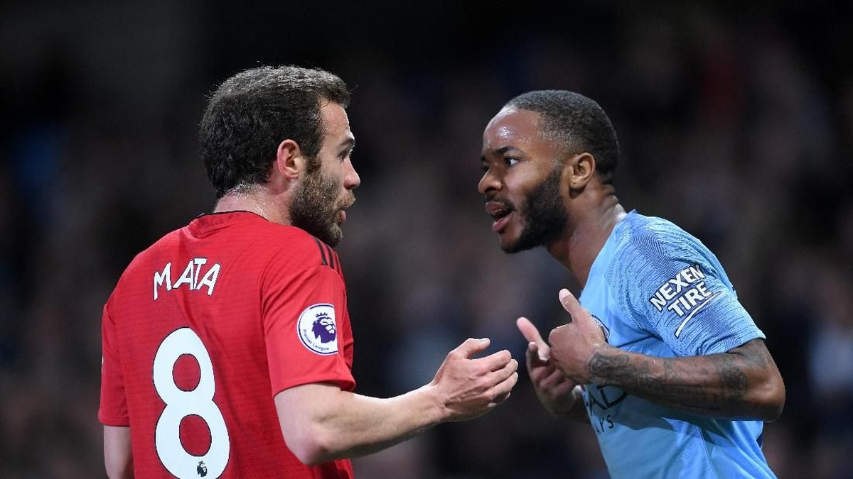 Raheem Sterling berdebat dengan Juan Mata di akhir laga Derby Manchester (Laurence Griffiths/Getty Images)
