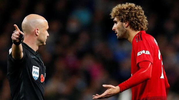 Anthony Taylor (kiri) memimpin pertandingan antara Manchester City dan Manchester United di Stadion Etihad, Minggu (11/11).