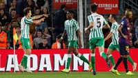 Betis memanfaatkan jumlah pemain di lapangan dengan baik. Mereka menambah gol lagi via Sergio Canales selang dua menit usai kartu merah Rakitic. (Foto: Albert Gea/Reuters)