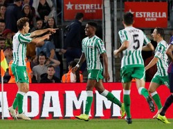 Betis memanfaatkan jumlah pemain di lapangan dengan baik. Mereka menambah gol lagi via Sergio Canales selang dua menit usai kartu merah Rakitic. (Foto: Albert Gea/Reuters)