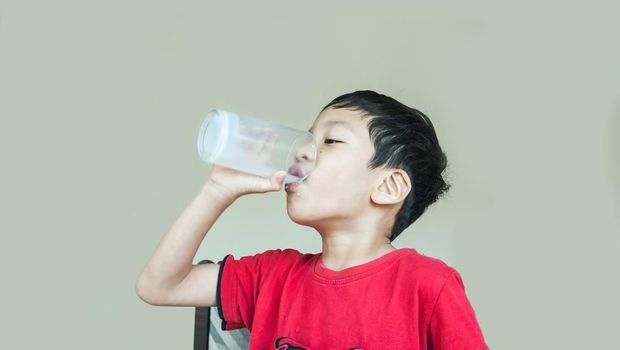 Ilustrasi anak minum susu