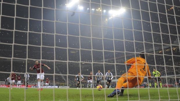 Kiper Juventus Ungkap Bisikan Ronaldo Jelang Penalti Higuain