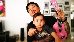 Kedekatan Drummer Superman Is Dead Jerinx dengan Anak-Anak