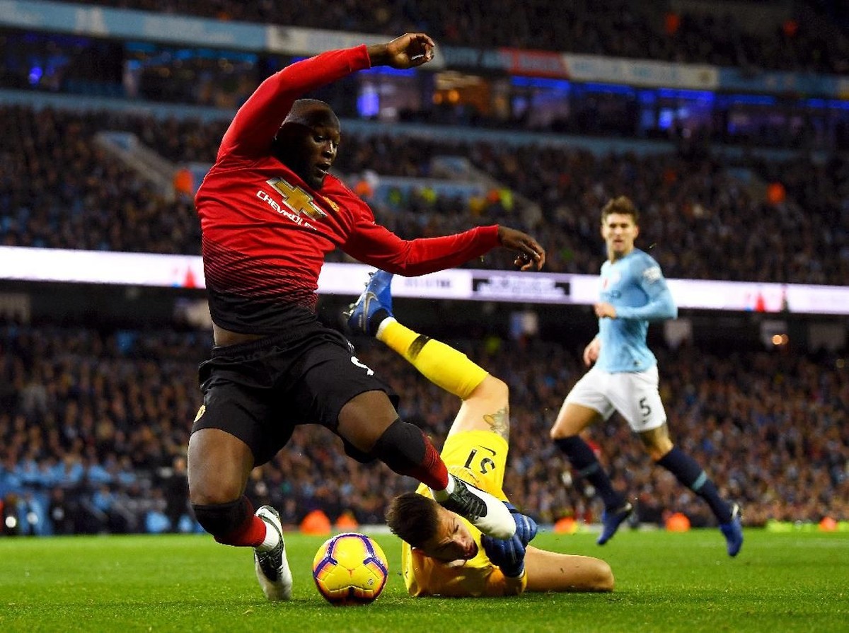 Ederson membela diri dari kritik. (Foto: Mike Hewitt/Getty Images)