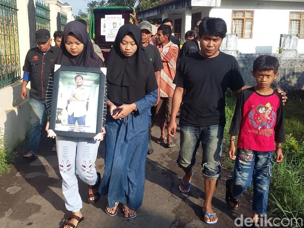 Isak Tangis Warnai Pemakaman Korban Lion Air di Tasikmalaya Isak Tangis Warnai Pemakaman Korban Lion Air di Tasikmalaya