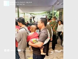 Istri Ikut Tes CPNS, Suami Ini Setia Menunggu Sambil Gendong Anak