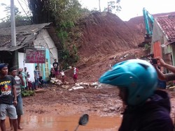 Petugas Bersihkan Lumpur yang Tutup Jalur Bandung-Jakarta