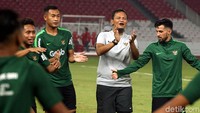 Dalam sesi itu, Timnas Indonesia mengawalinya dengan latihan ringan. Ada asisten pelatih Kunia Sandy yang ikut terlibat.