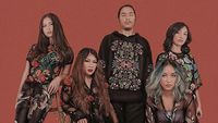 Gaya Kompak Titi DJ dengan Keempat Buah Hatinya