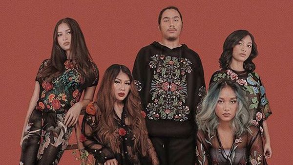 Gaya Kompak Titi DJ dengan Keempat Buah Hatinya