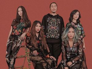 Gaya Kompak Titi DJ dengan Keempat Buah Hatinya