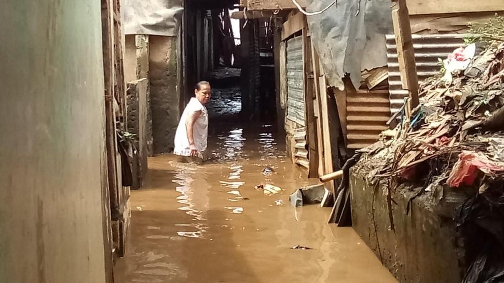 Airnya Keruh, Begini Penampakan Sisa Banjir Kampung Melayu