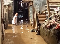 Kampung Melayu Masih Tergenang Banjir 50 Cm
