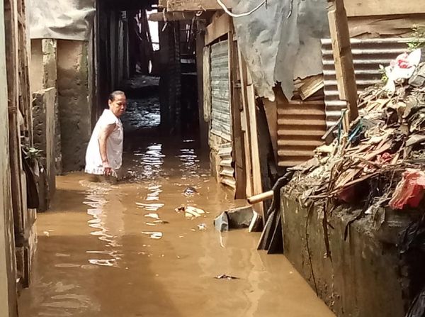 Airnya Keruh, Begini Penampakan Sisa Banjir Kampung Melayu