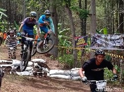 Begini Cara Kapolres Nganjuk Kenalkan Wisata Sepeda Sedudo